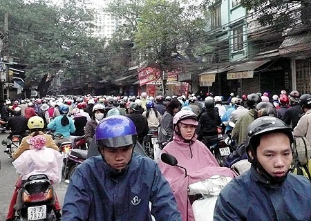 Không khó để bắt gặp những người đi ngược chiều khi tắc đường ở Hà Nội